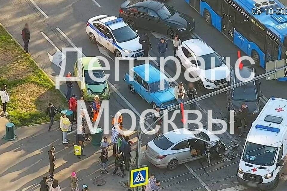 В Москве на Домодедовской улице столкнулись две легковушки