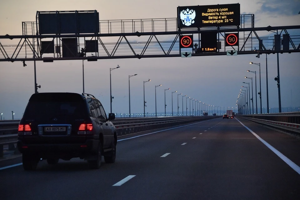 На данный момент движение открыто для легковых автомобилей и автобусов с прохождением полной процедуры осмотра.