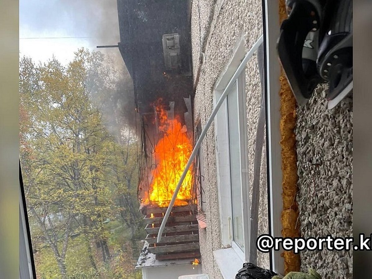 Вспыхнул мгновенно: в жилом доме в Хабаровске загорелся балкон - KP.RU