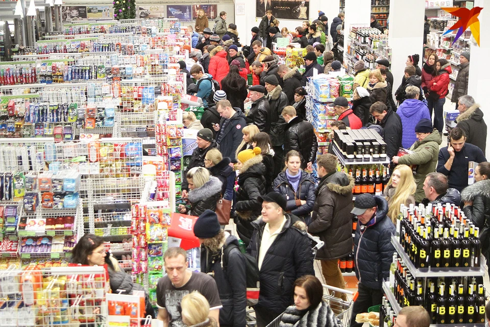 В супермаркетах в корзинах и тележках многих белорусов бутылки с алкоголем не редкость и не только перед праздниками.