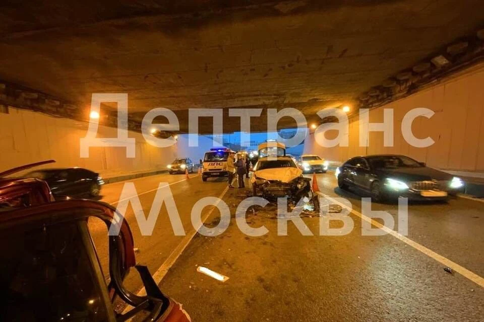 Три автомобиля столкнулись в Митьковском тоннеле в Москве