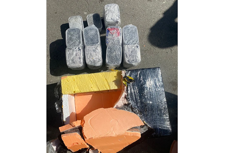 У приморца изъяли 20 пол-литровых пластиковых контейнеров. Фото: пресс-группа Пограничного управления ФСБ России по Приморскому краю.