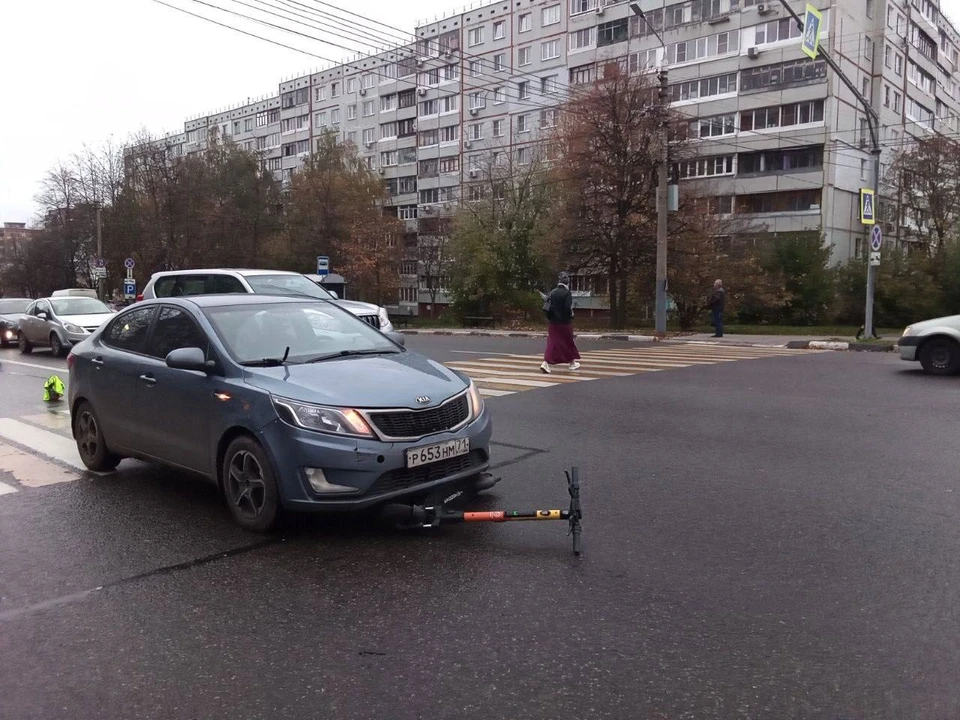 В Туле на улице Фрунзе автомобиль Kia сбил двоих подростков на самокате