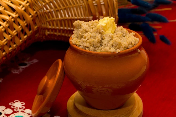 Рисовая каша с мясом и ячневая с салом: как готовили крупы на Вятке