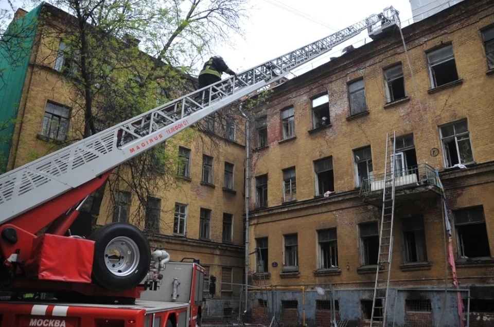 Пожарные спасали людей с помощью автолестницы