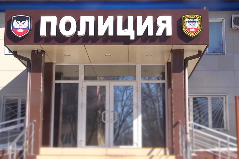 Сотрудники полиции задержали подозреваемую в мошенничестве. Фото: МВД ДНР