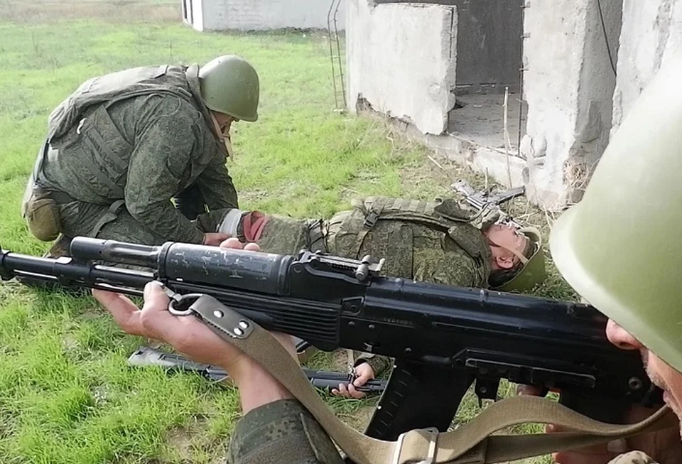 Под Волгоградом мобилизованных учат спасать раненых с поля боя