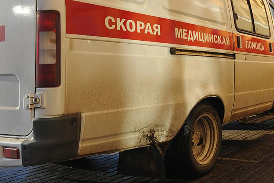 Трехлетнюю девочку и 62-летнюю женщину увезли в больницу.