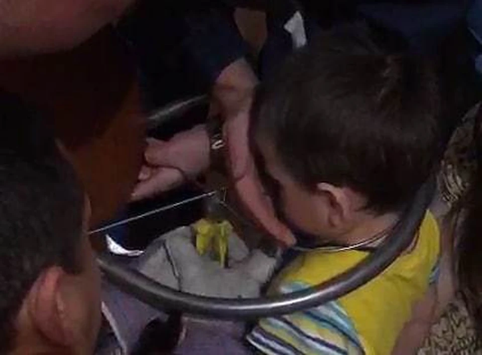 Вытаскивать ребенка пришлось с помощью инструментов. Фото: ПСС Челябинской области