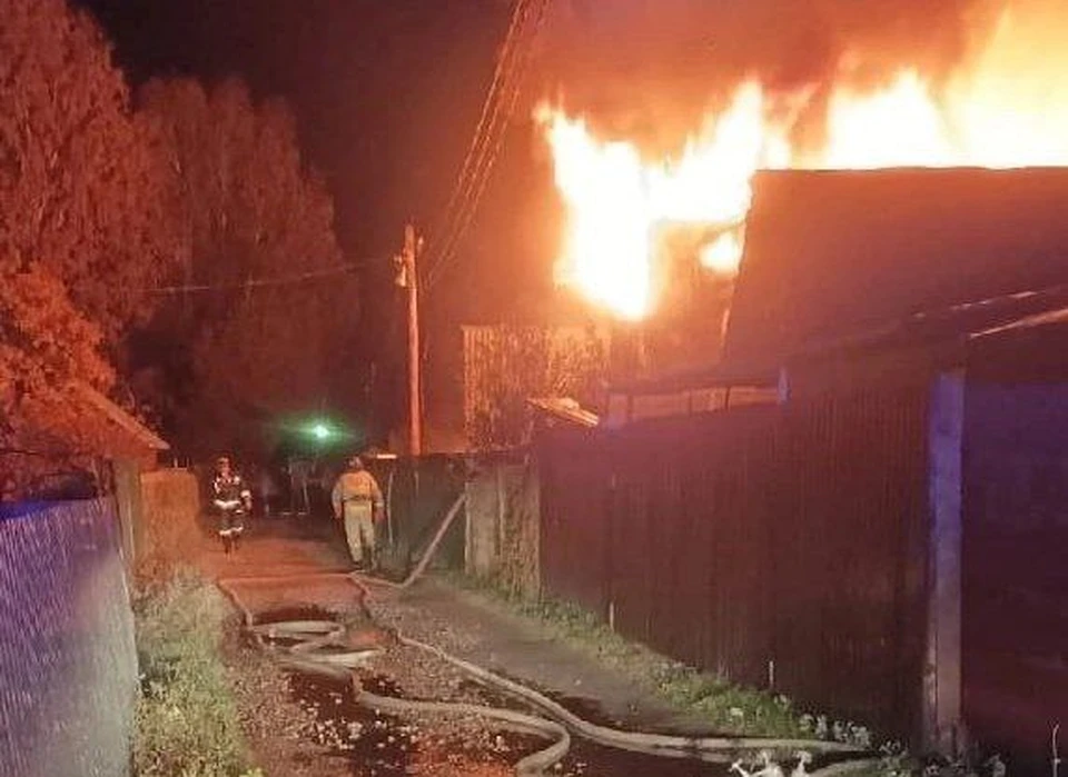 Садовый дом загорелся в городе Кыштым. Фото: ГУ МЧС России по Челябинской области