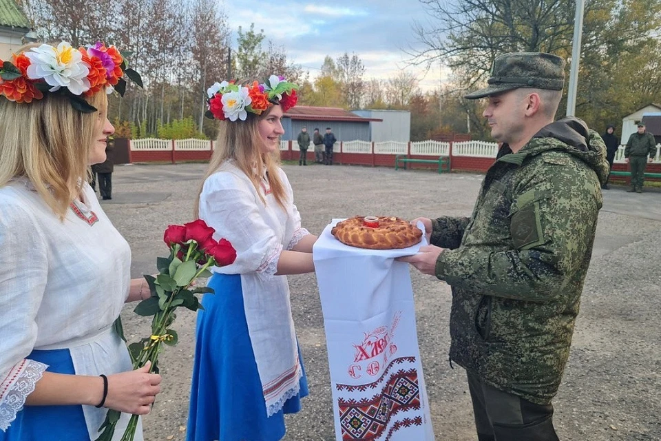 Российскую армию в Беларуси встретили хлебом-солью. Фото: mil.by