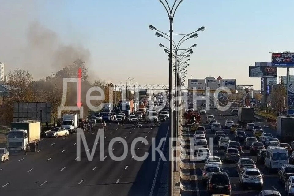 Автомобиль загорелся на внутренней стороне 27-го км МКАД у Липецкой улицы