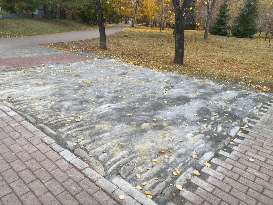 Пока восстановленная мостовая никак не подписана. Фото: Виктор Ереклинцев.