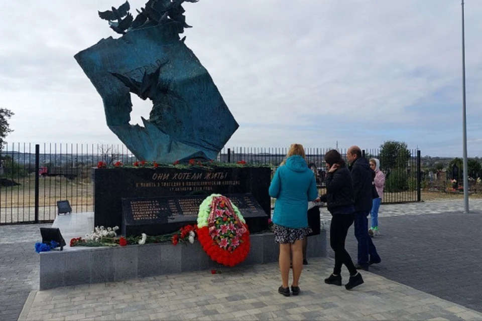 Год назад на кладбище в Керчи установили мемориал памяти погибших в политехе