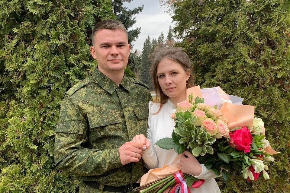 Девушка приехала к мобилизованному жениху в Новосибирск, где пара расписалась. Фото: Предоставлено Ариной