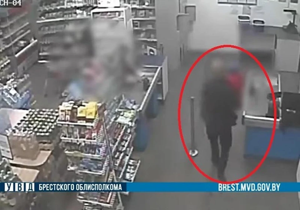 Набрал спиртного и продуктов, и сбежал. Фото: скрин-видео УВД Брестского облисполкома