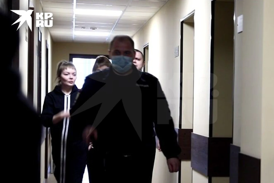 Анну и Дениса Григорьева ведут на суд
