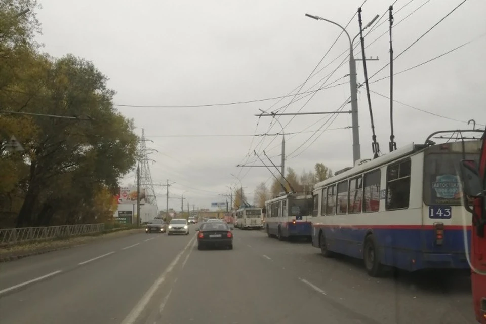 На Ленинградском проспекте в Ярославле встали троллейбусы. ФОТО: читатель КП