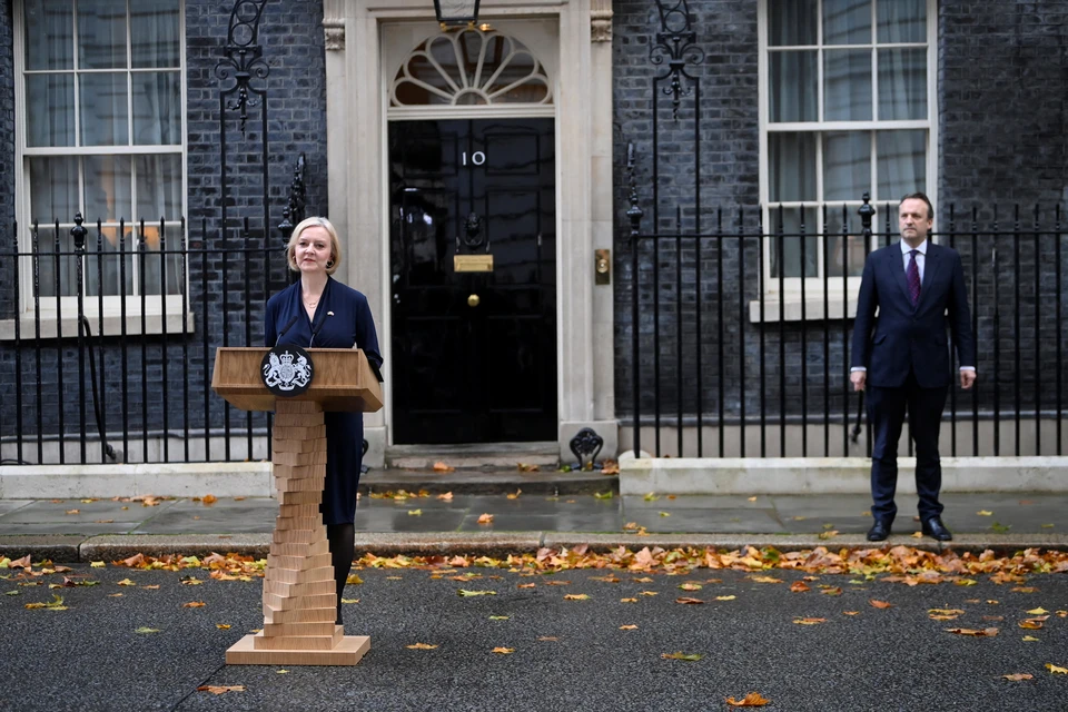 Премьер Британии Лиз Трасс объявила об уходе в отставку