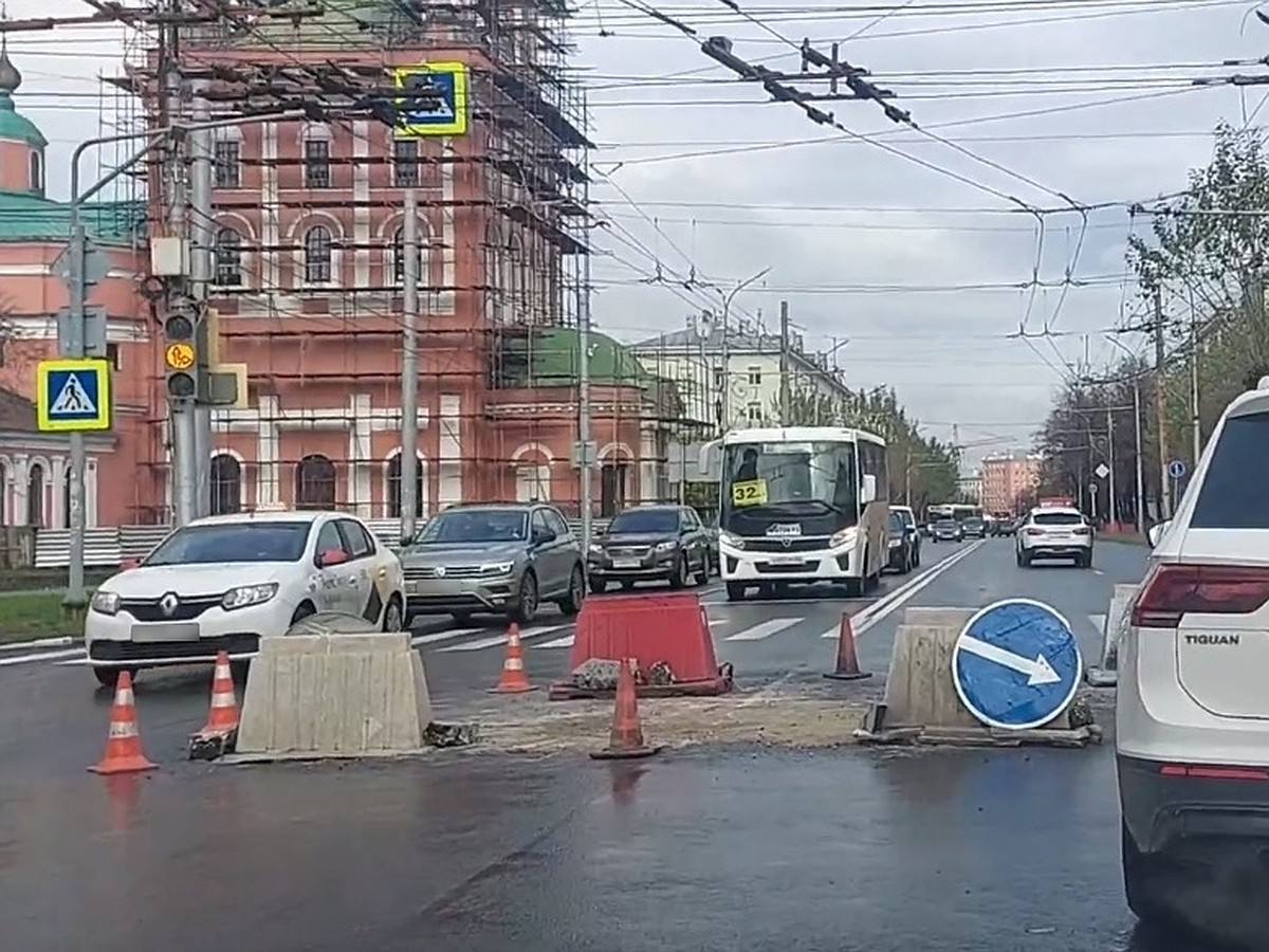 Разборка асфальтобетонного покрытия вокруг колодцев