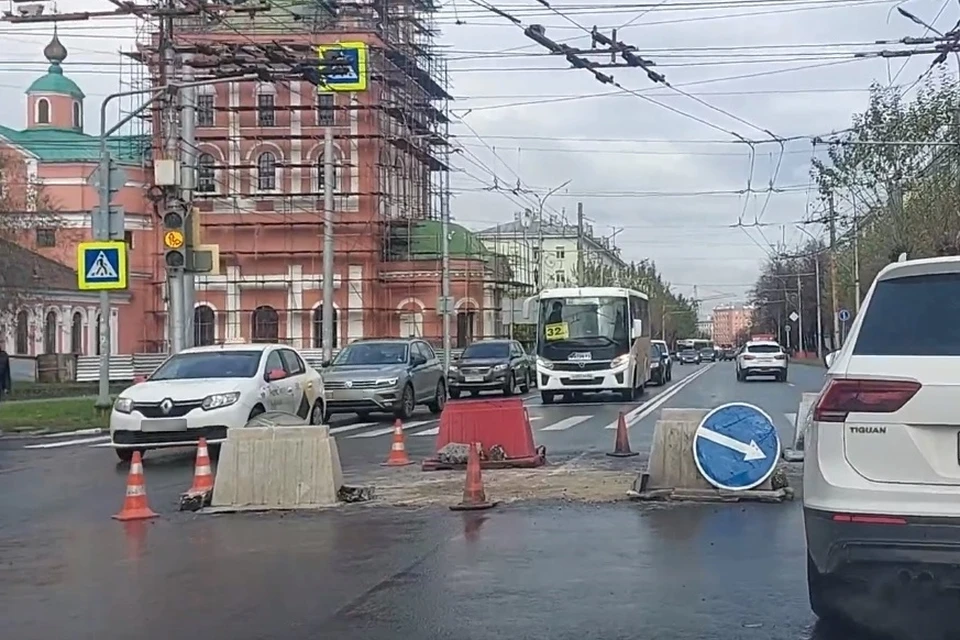 Мэрия Рязани объяснила, зачем рабочие разрыли новый асфальт на улице Циолковского.