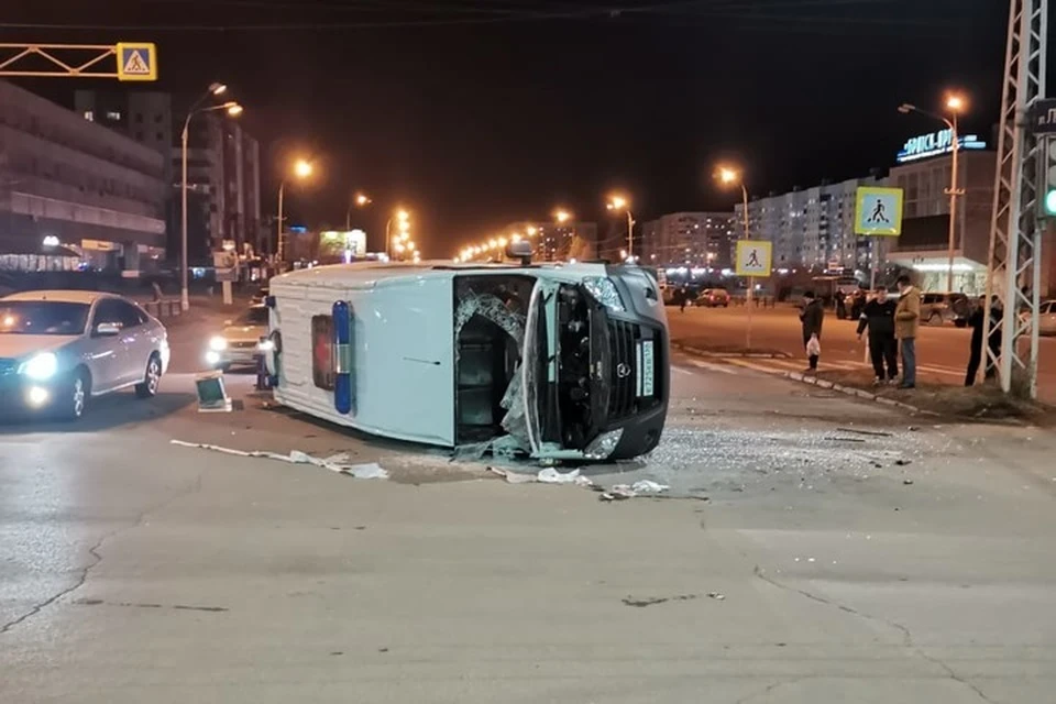Травмы получили медики и пассажиры кареты скорой помощи