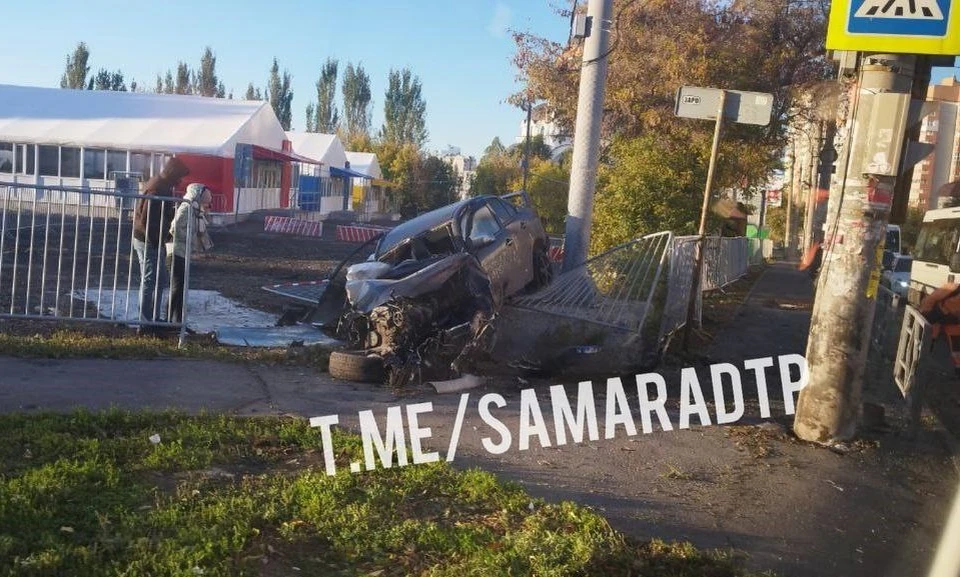 Автомобиль сильно поврежден, у него разбита передняя часть. Фото: телеграм-канал "СамараДТП"