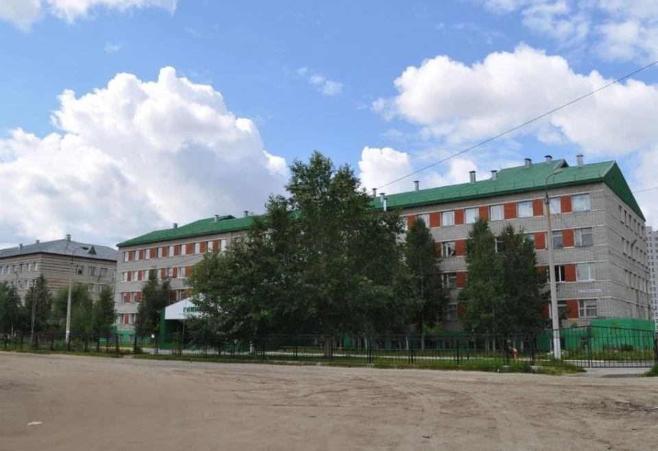 Мэр Нижневартовска пригрозил подрядчику, возводящему спортплощадку у гимназии №1, расторгнуть контракт. Фото - Анна Кудрявцева.