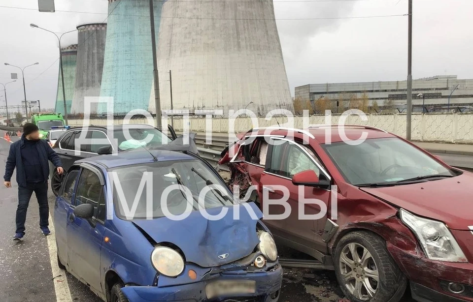 Пять автомобилей столкнулись на Булатниковой улице в Москве