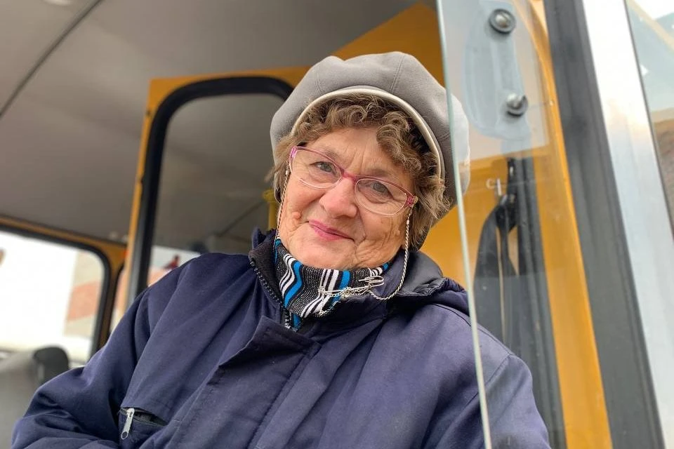 66-летняя Надежда Сафронова - единственная женщина-водитель автобуса в Колыванском районе.
