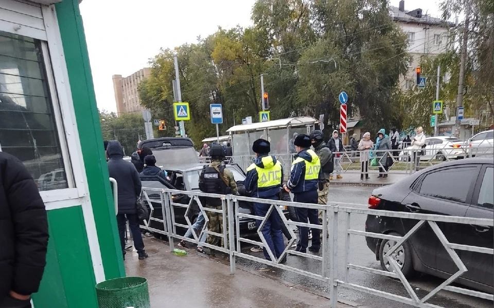 Силовики задержали водителя и пассажиров вазовской легковушки / Фото: Подслушано Самара