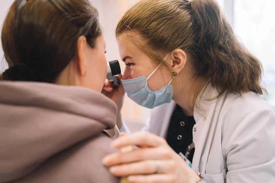 Обследовать родинки будут при помощи дерматоскопа. Фото: vk.com/medkirovru