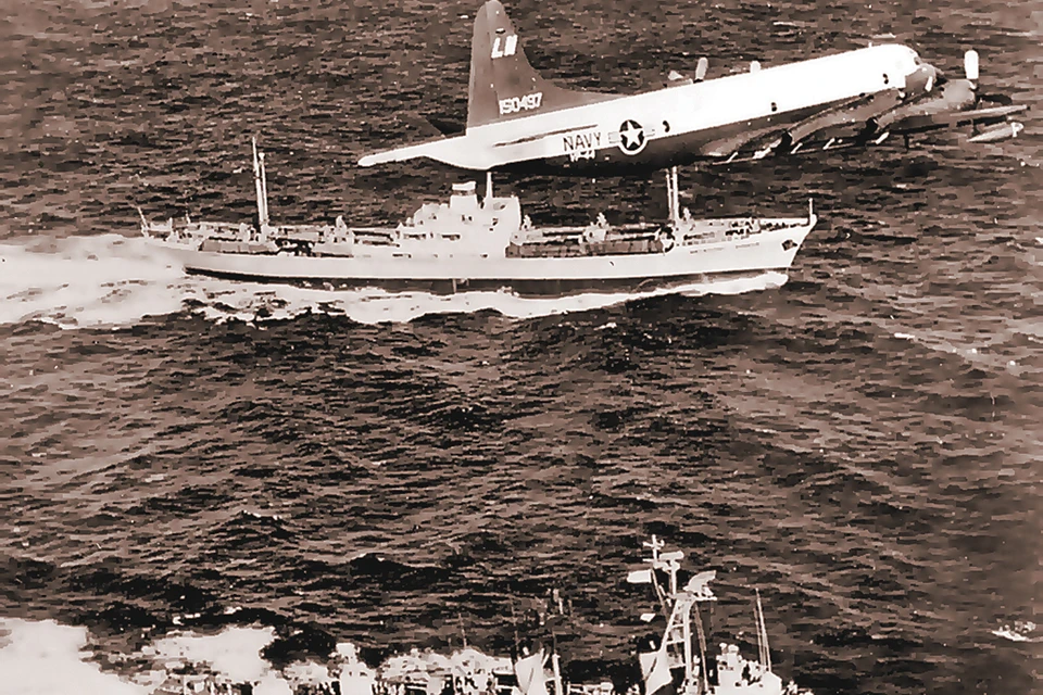 На фото: американские военный корабль и самолет блокируют в открытом море советский гражданский теплоход, который, как они считают, перевозит на Кубу ракеты. Фото: wikimedia.org