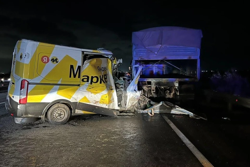 Грузовик стоял на обочине дороге из-за поломки. Фото: УГИБДД по Ростовской области