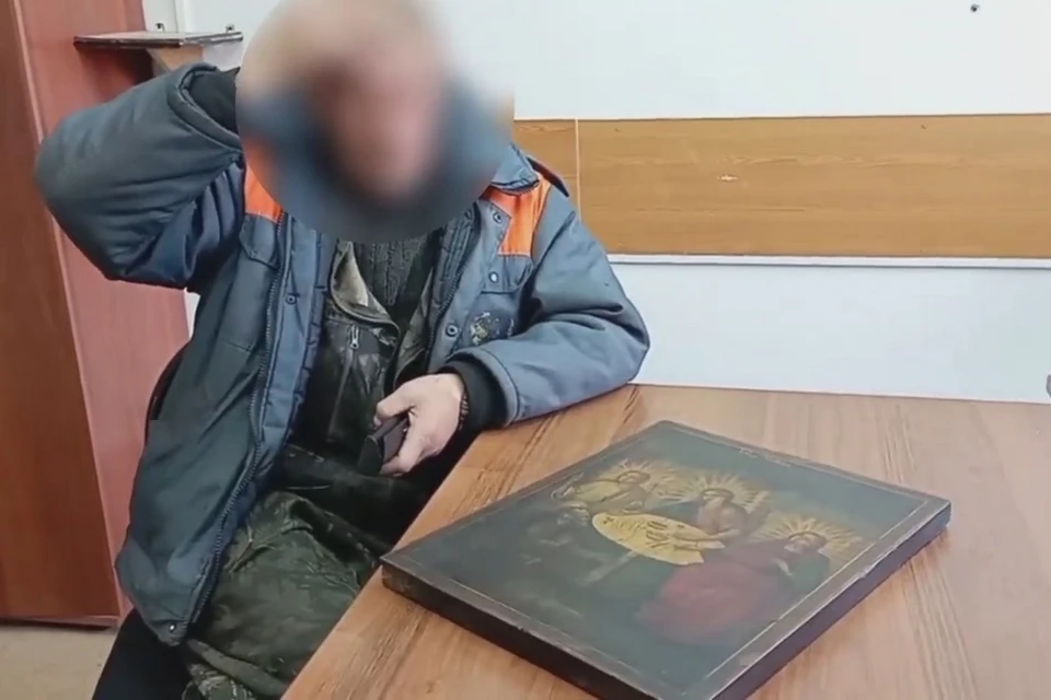 В Енисейске пьяный безбожник украл старинную икону. Фото: МВД