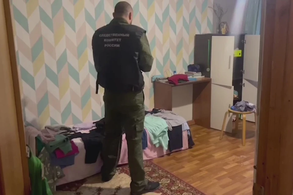В Туапсе женщина чуть не выбросила малыша с седьмого этажа. Фото: скриншот видео.