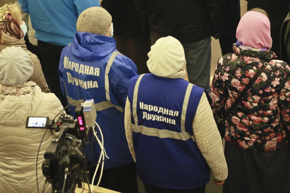 Такие жилеты носят дружинники в Барнауле. В Челябинской области закажут похожие