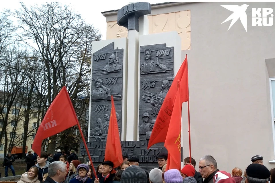 Памятник комсомольцам открывали, естественно, с красными флагами.