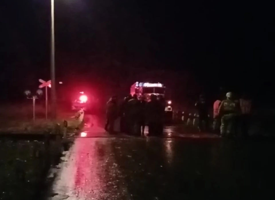 В Тульской области ВАЗ столкнулся с тепловозом: один человек погиб, двое пострадали