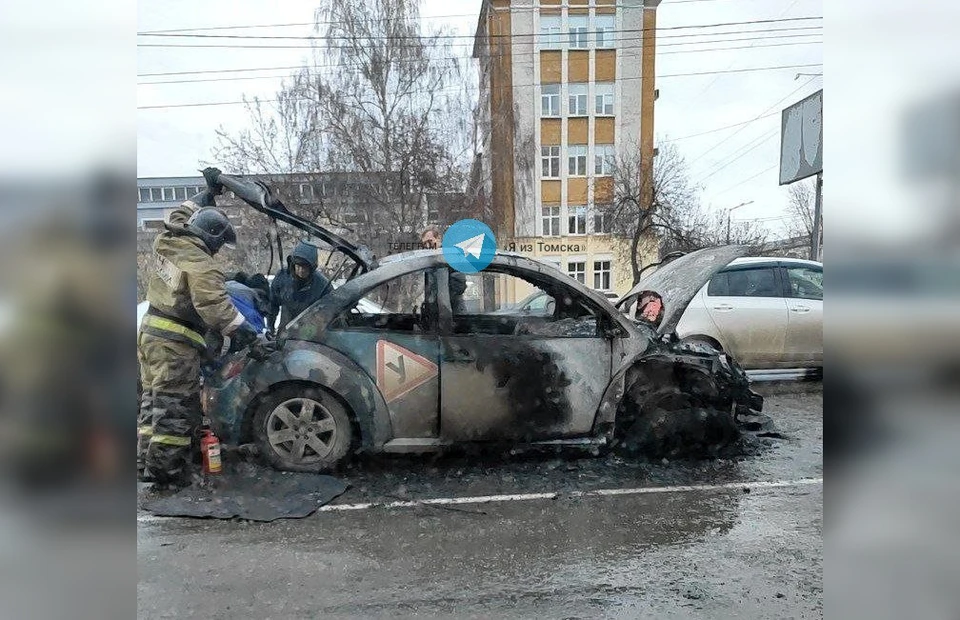 В Томске в районе Телецентра сгорел "Фольксваген Жук" автошколы. Фото: паблик "Я из Томска"
