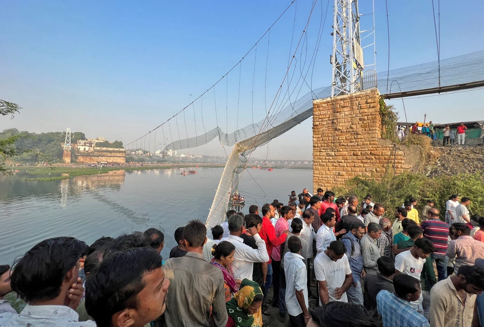 141 человек погиб при обрушении моста через реку Мачху в штате Гуджарат на западе Индии.