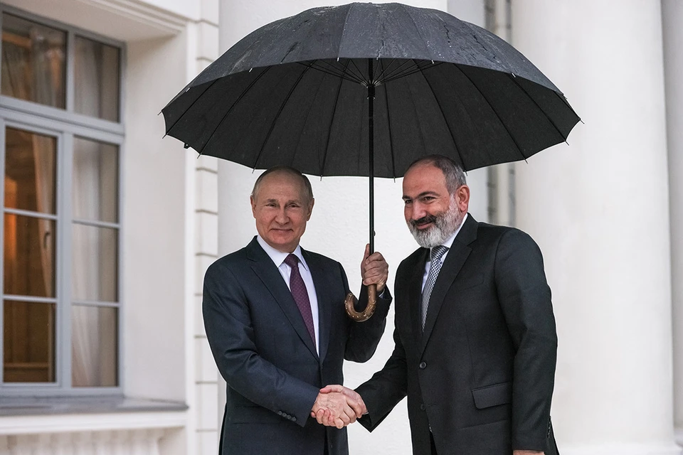 Russian President Vladimir Putin and Armenian Prime Minister Nikol Pashinyan during a meeting near the sanatorium "Rus".  Photo: Sergey Bobylev / TASS