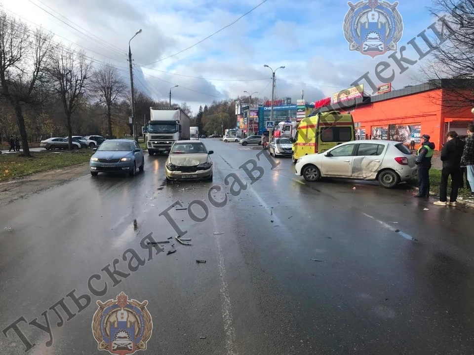 Разворачиваясь на дороге в Новомосковске, автоледи спровоцировала ДТП