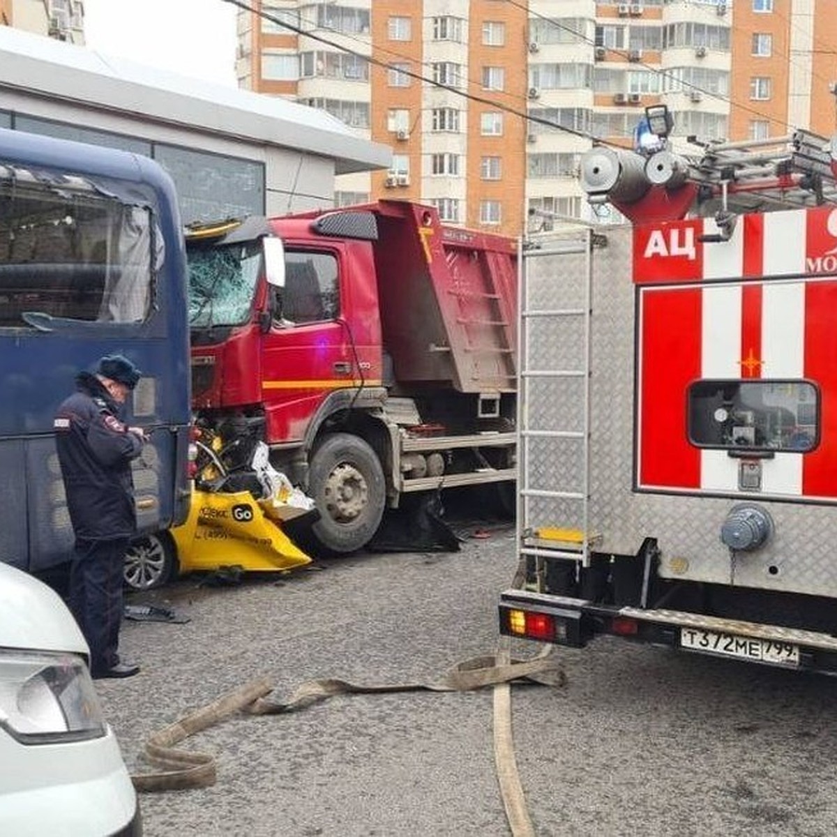 В Москве задержали водителя из Беларуси, который раздавил на грузовом авто  такси и скрылся - KP.RU