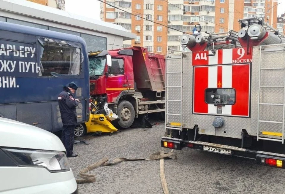 В результате ДТП погибли 30-летний водитель автомобиля такси и 37-летняя женщина-пассажир. Фото: телеграм-канал прокуратуры Москвы