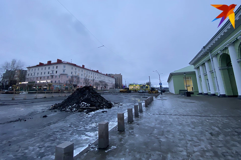 На площади перед железнодорожным вокзалом в Мурманске северяне заметили спецтехнику: на участке, где обычно паркуются машины, сняли асфальт.