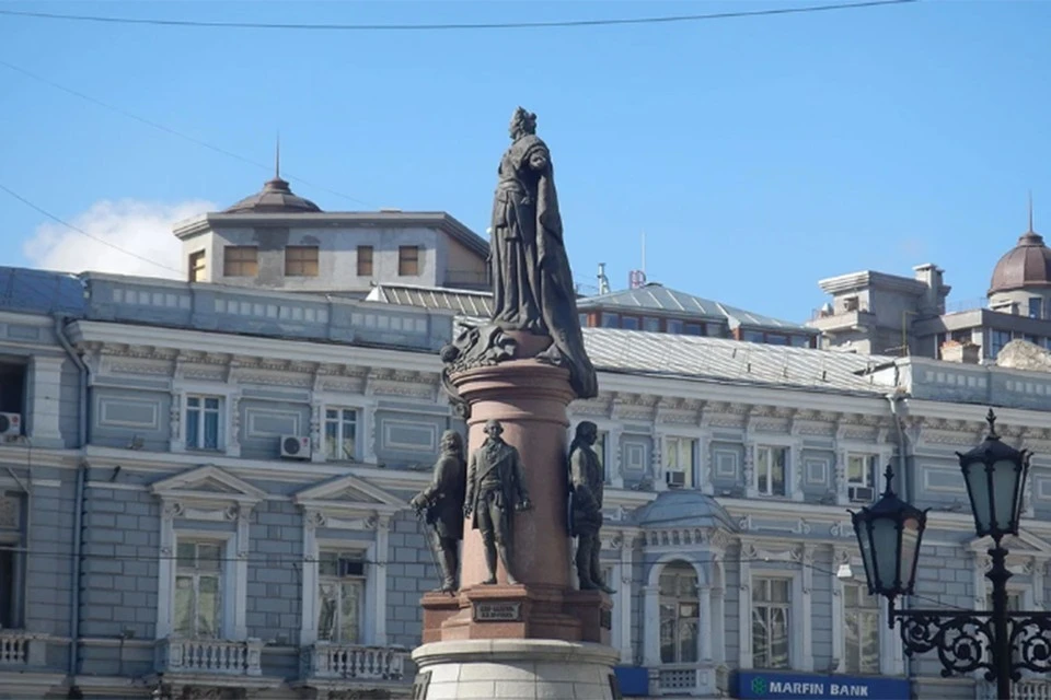 Памятник Екатерине II в Одессе оградили забором после многочисленных актов вандализма