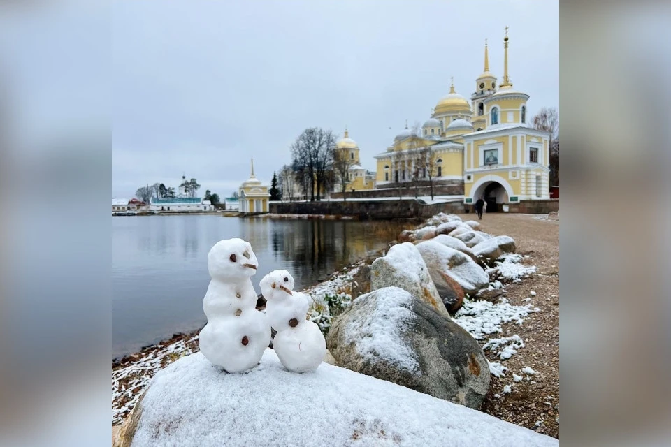 В Нило-Столобенской обители слепили первых снеговичков. Фото: VK/Мужской монастырь НИЛО-СТОЛОБЕНСКАЯ ПУСТЫНЬ