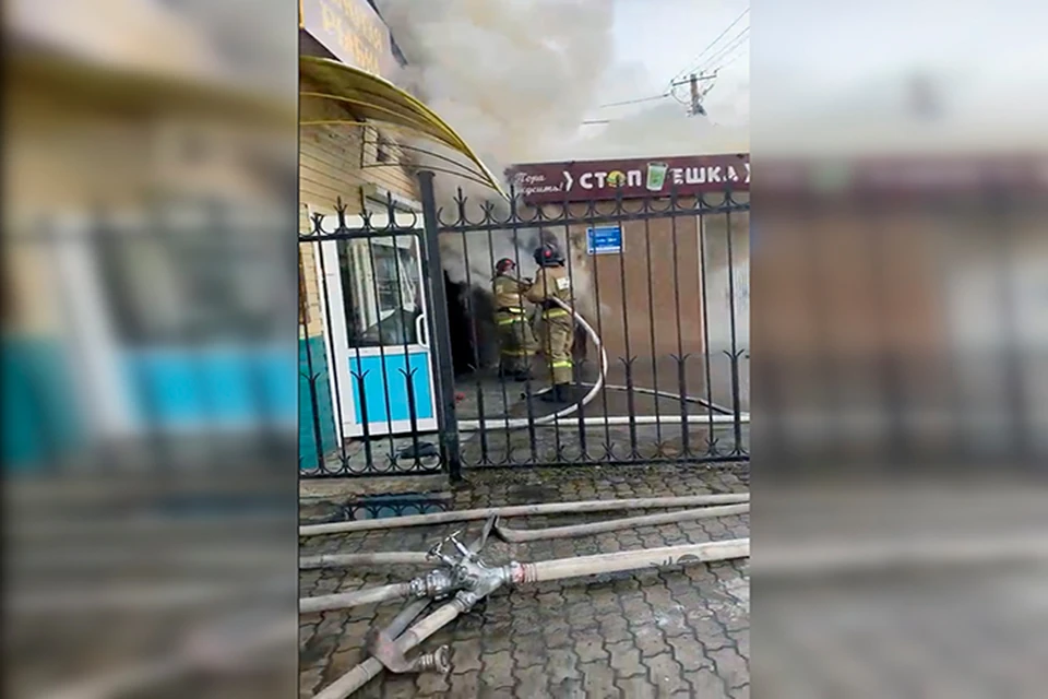 Пожар начался в кафе быстрого питания Фото: скриншот из видео