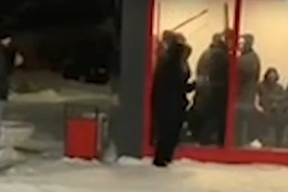 Фото: скриншот из видео. Парень выбил стекло в остановке.